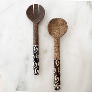 Crafted from durable black palm wood, these salad servers feature a thick handle for a comfortable grip and bold contrast to enhance your dining experience. Perfect for serving or as a unique gift for any occasion. Elevate your dining table with these stylish and functional servers.